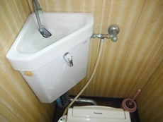 ﾄｲﾚBefore（小）隅付ﾀﾝｸ.JPG