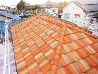 洋風のおしゃれな瓦に葺き替えて雰囲気ががらりと変わりました。