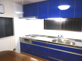 キッチンを変えて部屋全体が明るくなりました。