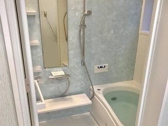 お風呂が明るくなり、ベコベコしていた床もきれいになりました！